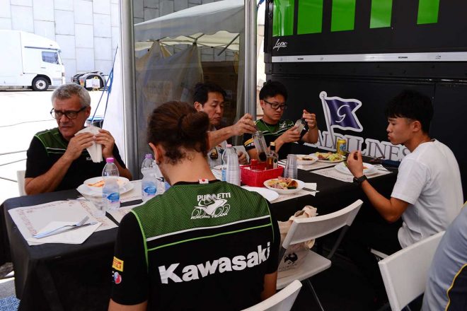 食事はチームスタッフ（左手前）とともにとり、コミュニケーションを図る