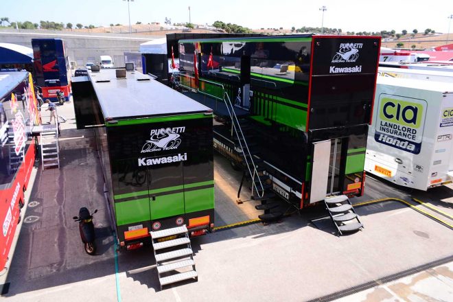 カワサキ・プセッティ・レーシングのトレーラー。右のトレーラーは、F1チャンピオンのミハエル・シューマッハが使っていたものだとか