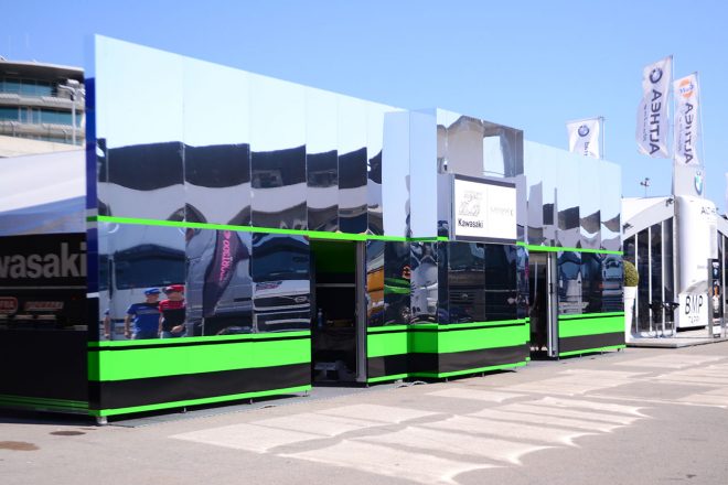 カワサキ・プセッティ・レーシングのホスピタリティ。外面はミラー。時間によってはまぶしい