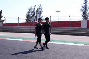 コースを歩いて下見。隣を歩くのは弟の健史氏