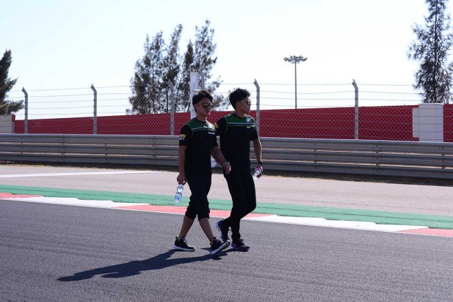 コースを歩いて下見。隣を歩くのは弟の健史氏