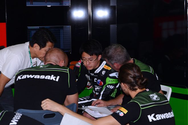 セッション後のミーティング。英語と日本語、イタリア語が入り混じる