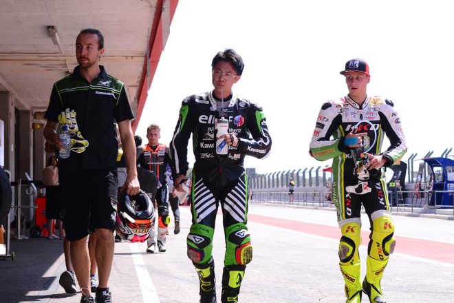 レース後、ポジション争いを繰り広げたライダー（右）と握手を交わすシーンも