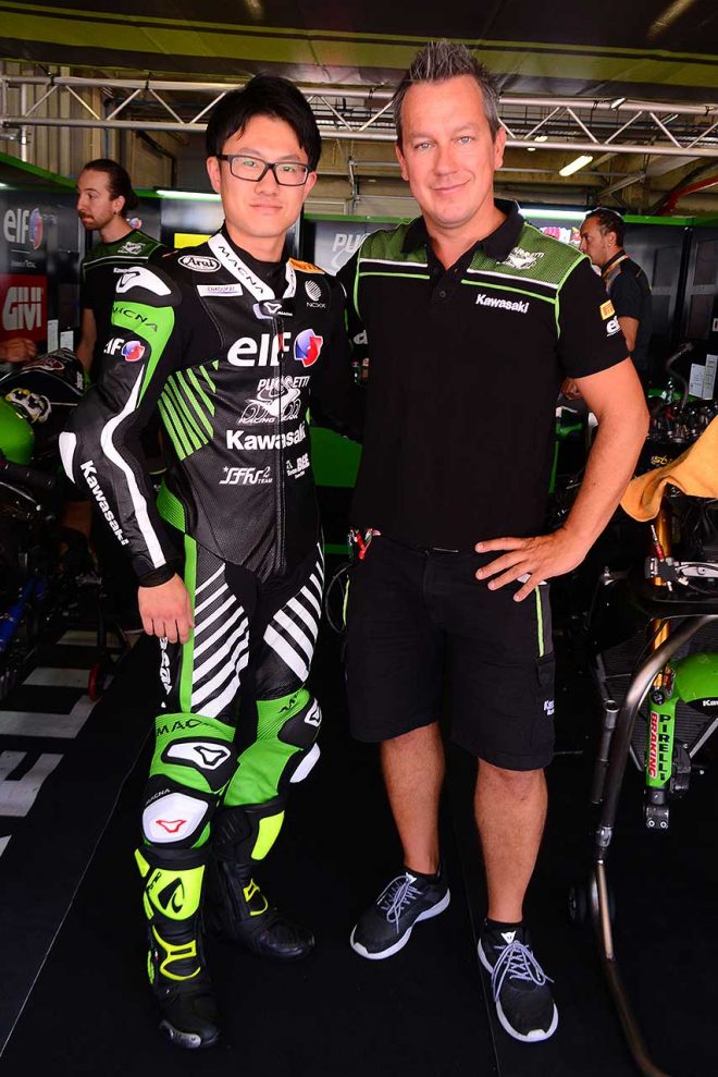 長尾（左）とチーム代表兼総監督のマニュエル・プセッティ氏（右）