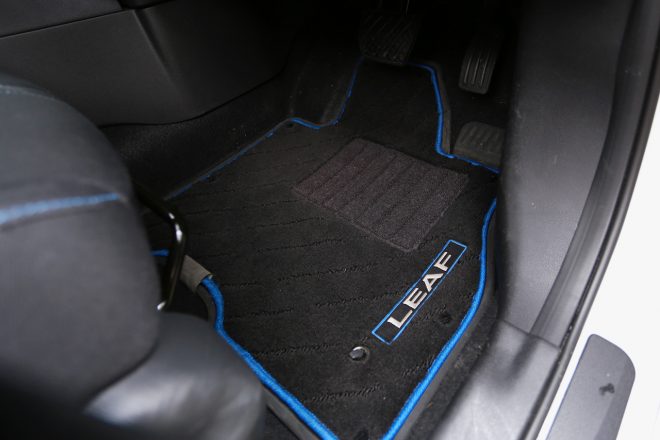 カーペットは二層構造。コチラはメーカーオプションとなる。