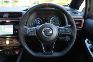 ニッサン・リーフ・ニスモのステアリング回り