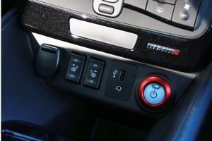 パワースイッチも専用のレッドフィニッシャーとなっている。