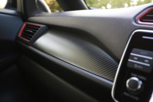 ニッサン・リーフ・ニスモ専用のカーボン調インストパネル