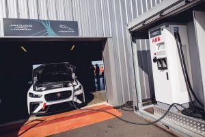 ABBが提供する充電システムはカスタムメイドのもので、サイズも抑えられている