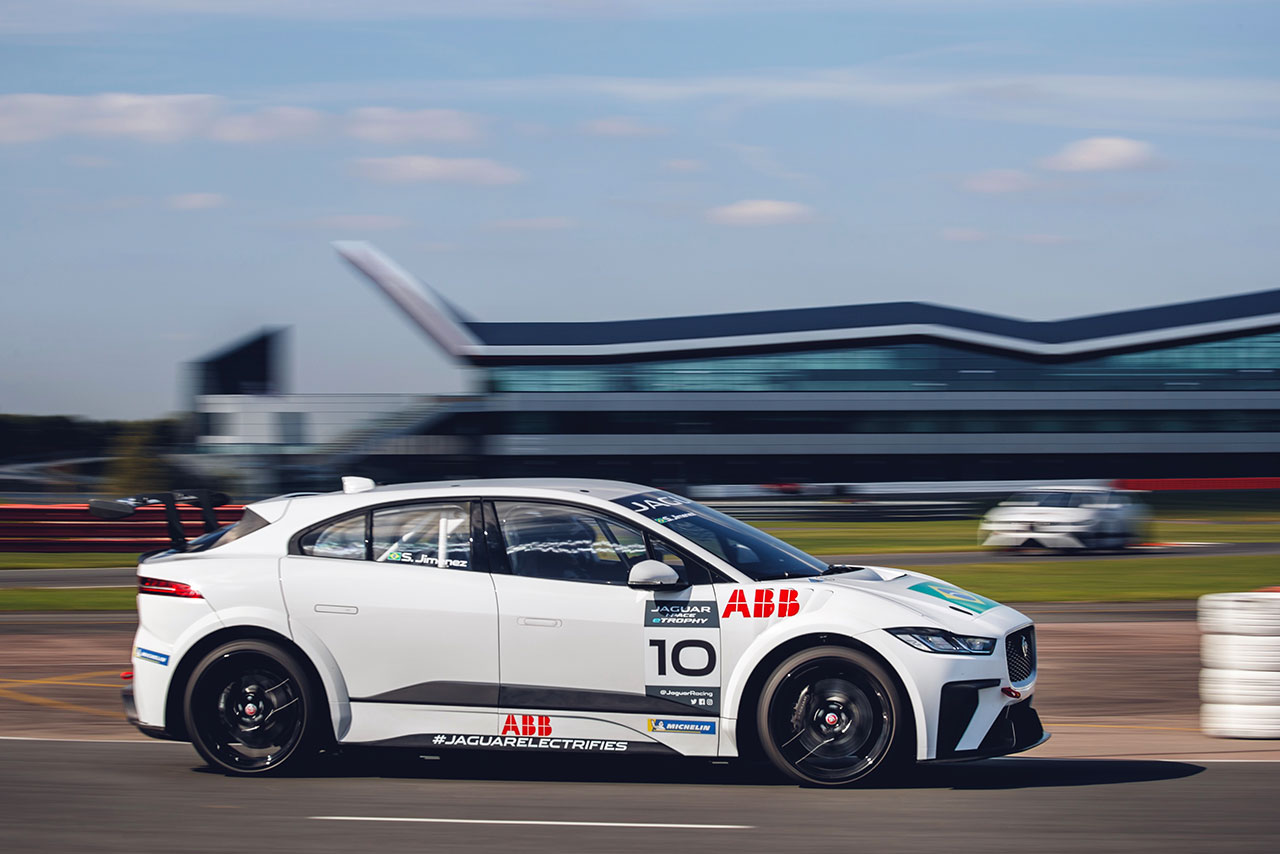 セルジオ・ヒメネスがドライブするジャガーIペース eトロフィー
