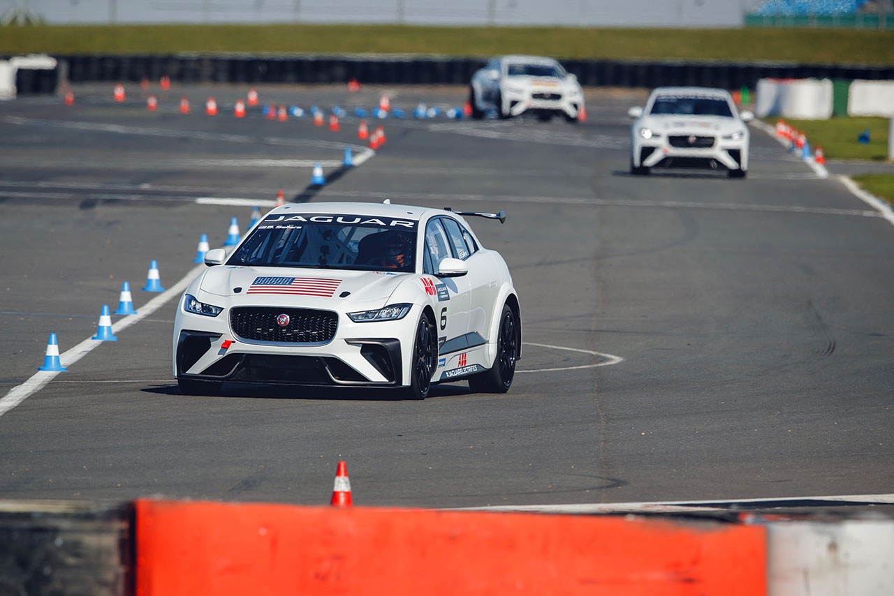 シリーズ初の公式テストがシルバーストンで行われた