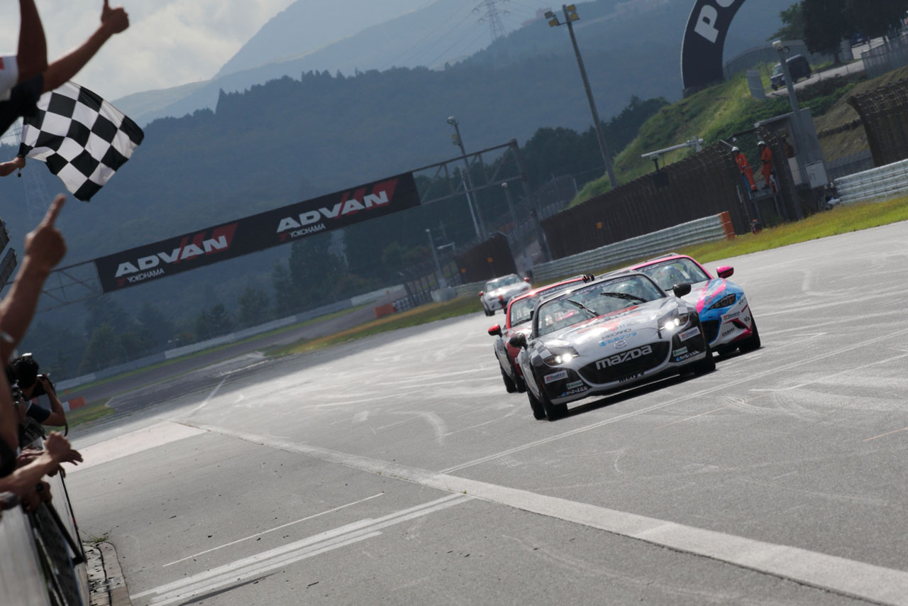 グローバルMX-5カップ・ジャパンの2018年シーズン最終戦は0.088秒差の激闘が繰り広げられた