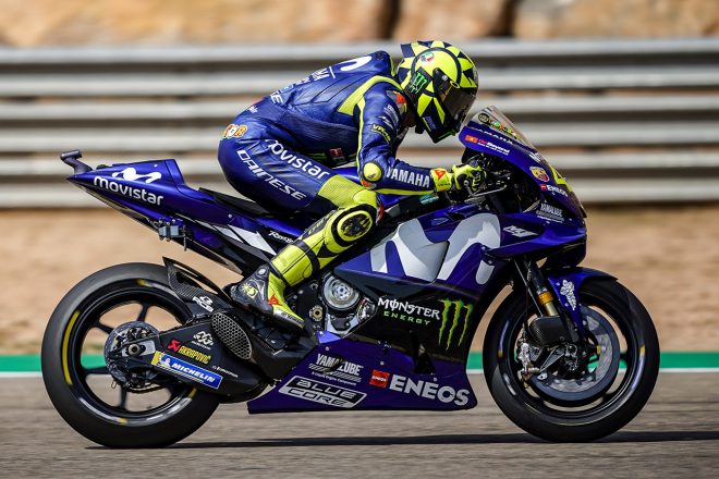 リヤタイヤがアウトに逃げてしまう要因は車体の低さにあるか。