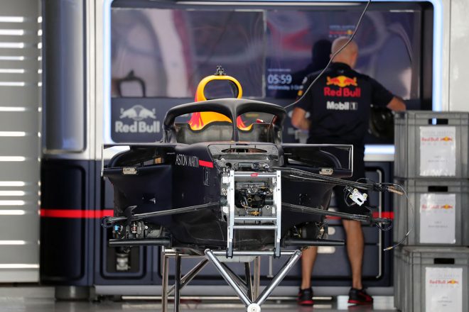 F1第17戦 Honda日本グランプリレース　鈴鹿30回記念大会　レッドブルのピットに搬入されたマシン