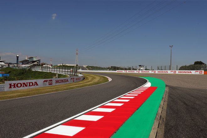 F1第17戦 Honda日本グランプリレース　鈴鹿30回記念大会　1コーナー