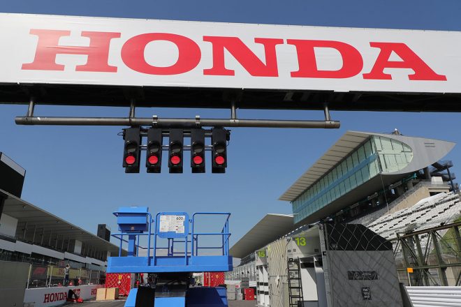 F1第17戦 Honda日本グランプリレース　鈴鹿30回記念大会　スタートシグナルの設置準備