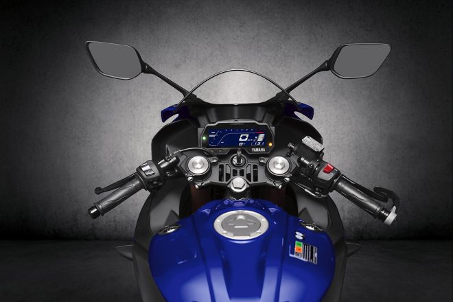 2019年型YZF-R125のコクピット