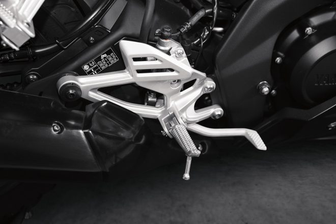 2019年型YZF-R125のステップ