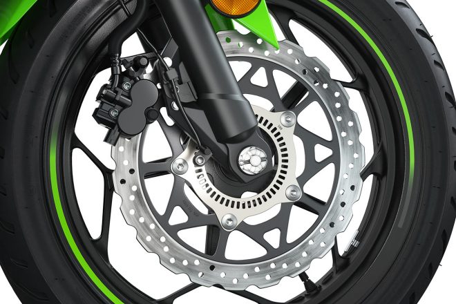 フロントブレーキディスクは290mmのシングルタイプ。サスペンションはφ37mmのテレスコピック型