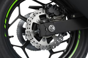 リヤのブレーキは220mmのシングルディスク