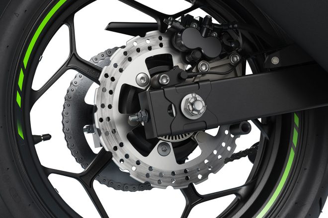 リヤのブレーキは220mmのシングルディスク