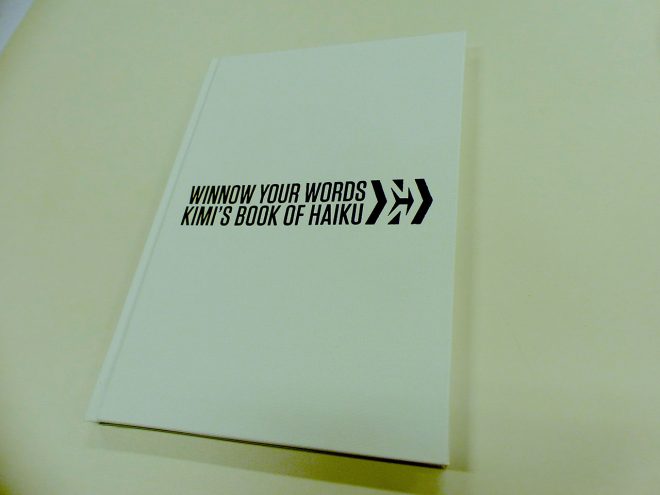 メディアに配布された『WINNOW YOUR WORDS, KIMI’S BOOK OF HAIKU』