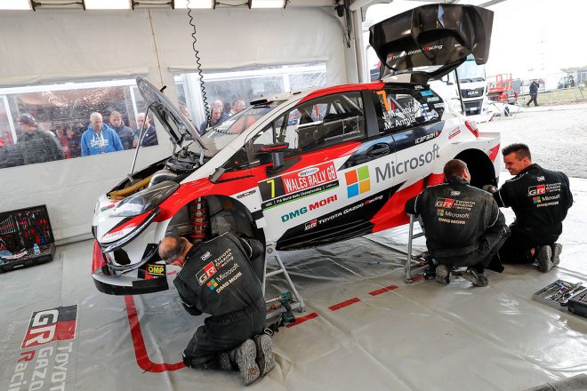 サービスパークでメンテナンスを受けるトヨタ・ヤリスWRC