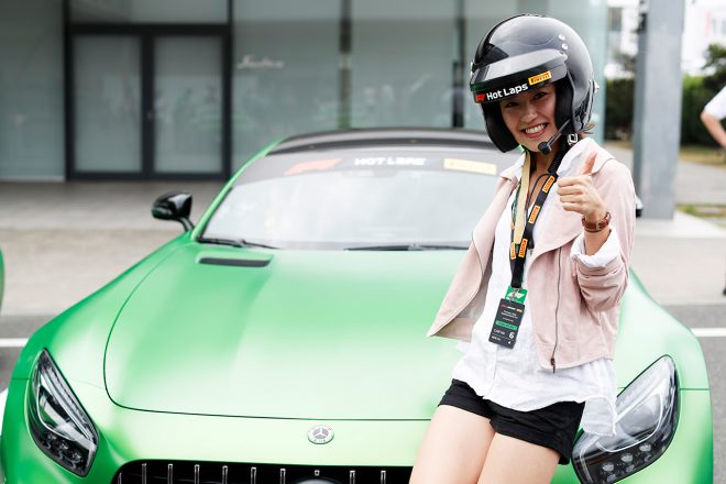 笠原さんはグリーンモンスターこと、メルセデスAMG GT Rで同乗走行を体験した