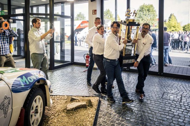 ドイツ・ケルンのTMGの優勝トロフィーを持ち帰った村田久武氏