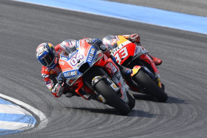 マルケスとドヴィツィオーゾの勝負は、最終ラップの最終コーナーまでもつれた