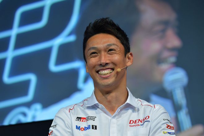 8号車トヨタTS050ハイブリッドをドライブする中嶋一貴