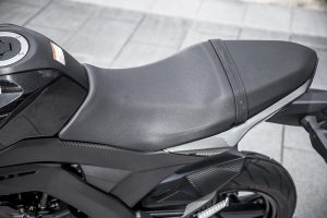 段差の少ないダブルシートは、タンデムライディングにも十分に機能的