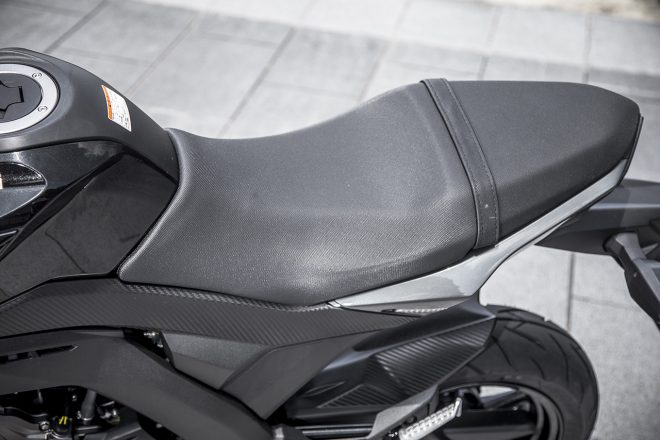 段差の少ないダブルシートは、タンデムライディングにも十分に機能的