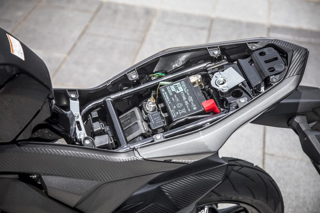 一体構造のダブルシートは脱着式