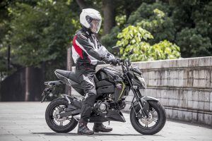 シート高は780mm。車体が小さな割にライディングポジションに窮屈感は皆無。
