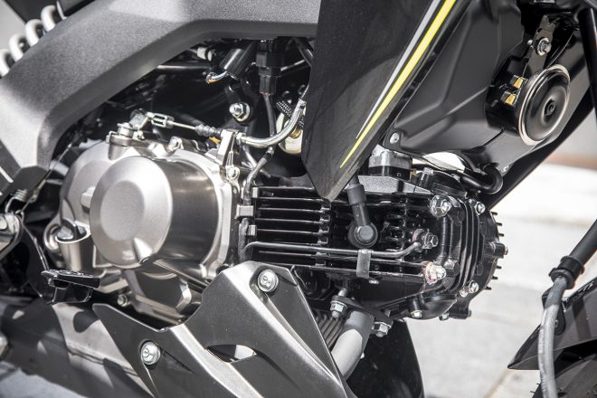 搭載エンジンは空冷の2バルブSOHC前傾単気筒