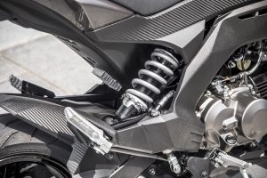 スイングアーム式のリヤサスペンションは右側にオフセットされたモノショックユニットをマッチ。プリロード調節機能もついている。