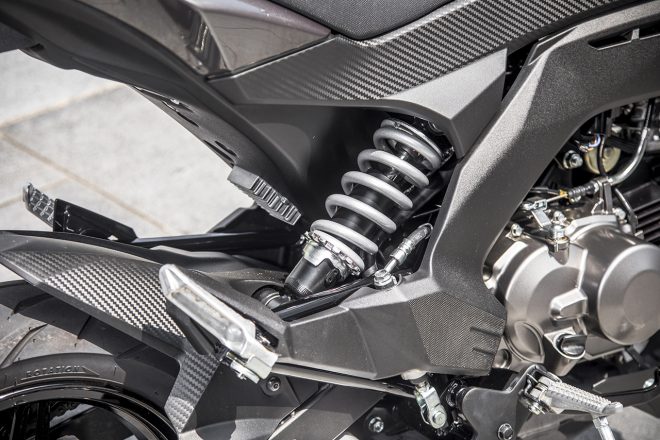 スイングアーム式のリヤサスペンションは右側にオフセットされたモノショックユニットをマッチ。プリロード調節機能もついている。