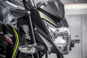 へっとライトは、上部がメインライトで、下部にLED式サブランプ。ウインカーはクリアレンズにオレンジの電球を使用。