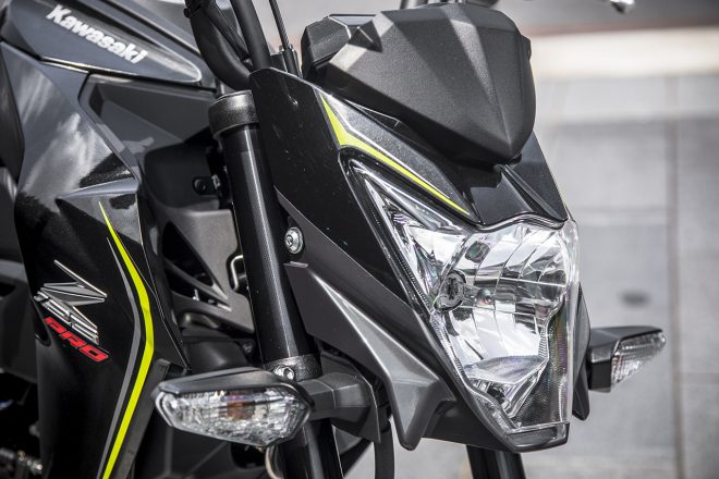 へっとライトは、上部がメインライトで、下部にLED式サブランプ。ウインカーはクリアレンズにオレンジの電球を使用。