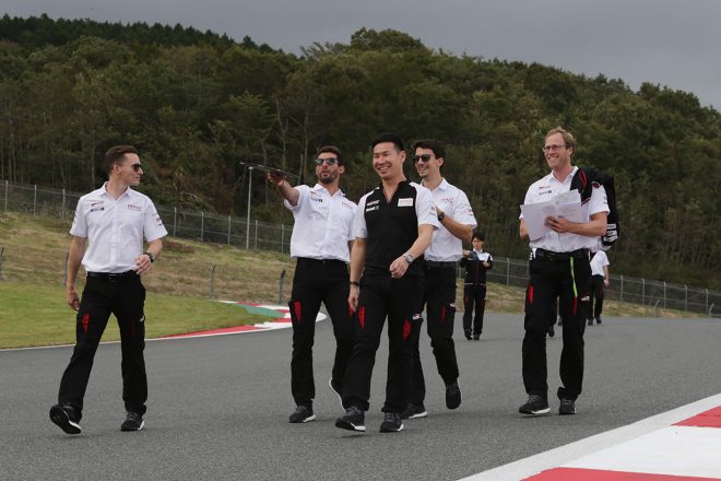 コースを歩いてチェックする7号車トヨタTS050ハイブリッドのドライバーたち