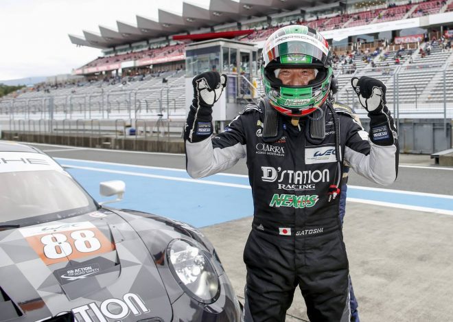 ポールポジション獲得を喜ぶ88号車ポルシェの星野敏