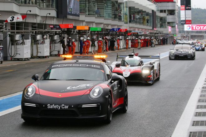 ストレート上でクラッシュした70号車フェラーリ488 GTEのパーツ回収作業が行われたため、隊列はピットを通過