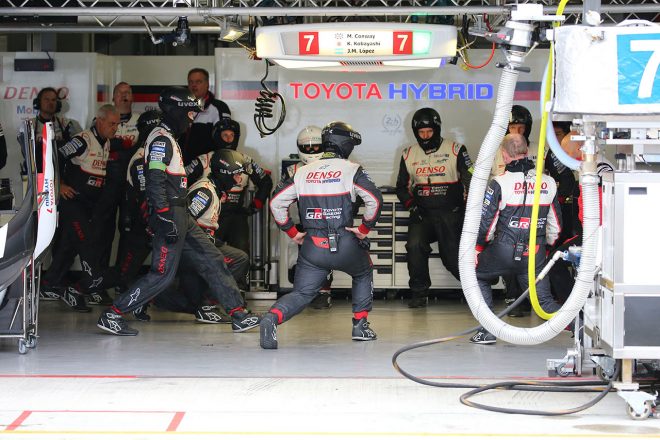 ピット作業前に準備運動する7号車トヨタTS050ハイブリッドのクルー