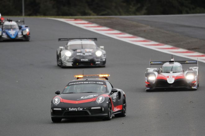 レースは序盤からセーフティカーが導入される波乱含みの立ち上がり