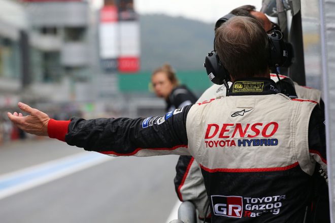 雨絡みとなったレース序盤、天候を確認するトヨタ陣営のスタッフ