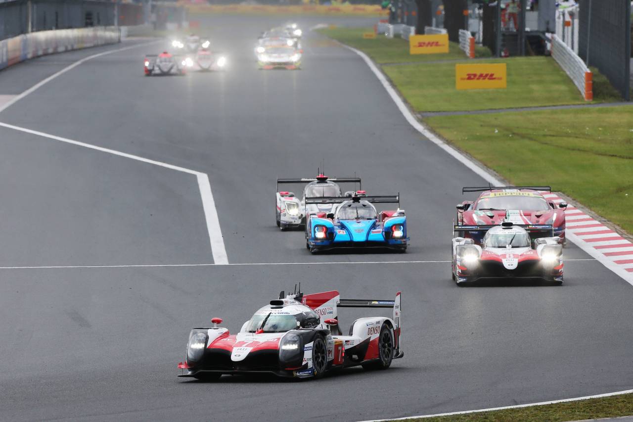 レース折り返しをトップで迎えたTOYOTA GAZOO Racingの7号車トヨタTS050ハイブリッド