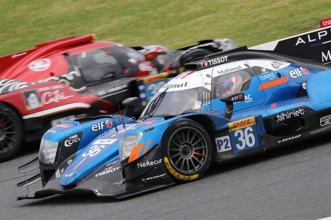 スピンした38号車オレカ07・ギブソンの横を通過する36号車アルピーヌA470・ギブソン