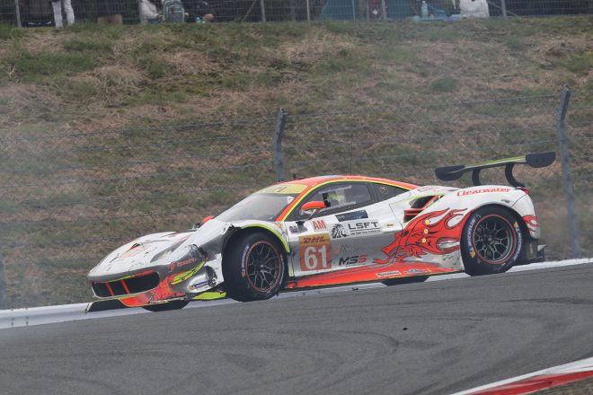 TGRコーナーでフォードGTと交錯した61号車フェラーリ488 GTE