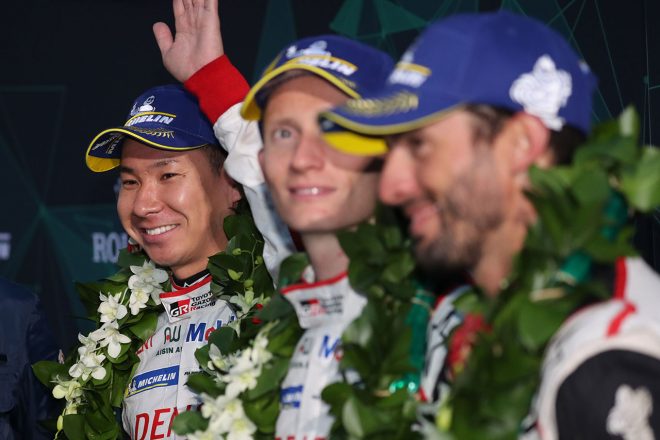 優勝した7号車トヨタの小林可夢偉、マイク・コンウェイ、ホセ-マリア・ロペス